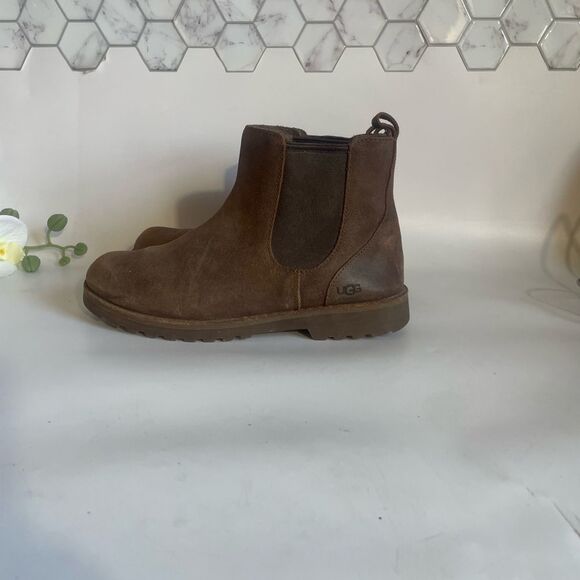 UGG Leather Chelsea Boots - Picture 2 of 8